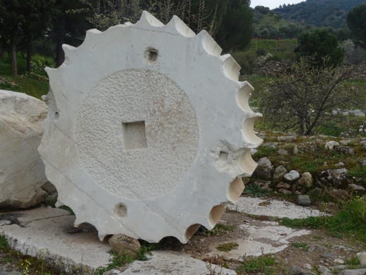 Das Bild zeigt einen antiken Marmorblock aus dem Artemistempel in Sardes, T�rkei. Ort: Die Ruinen des Artemistempels befinden sich an den Westh�ngen der Akropolis in Sardes. Historischer Kontext: Der Tempel war einer der gr��ten ionischen Tempel der Welt 