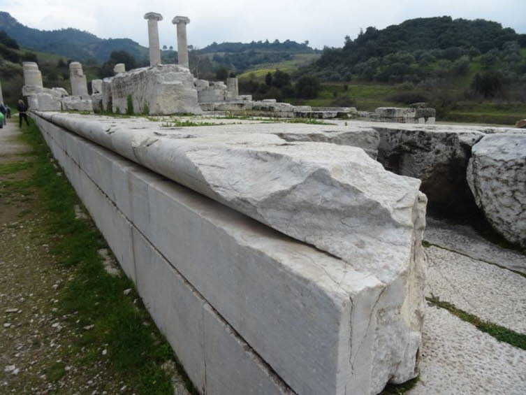 Das Bild zeigt die Ruinen des Heiligtums der Artemis Brauronia (Brauroneion) auf der Akropolis von Athen. Es handelt sich um eine antike Kultst�tte, die der G�ttin Artemis gewidmet war. Die Struktur bestand nicht aus einem klassischen Tempel, sondern aus 