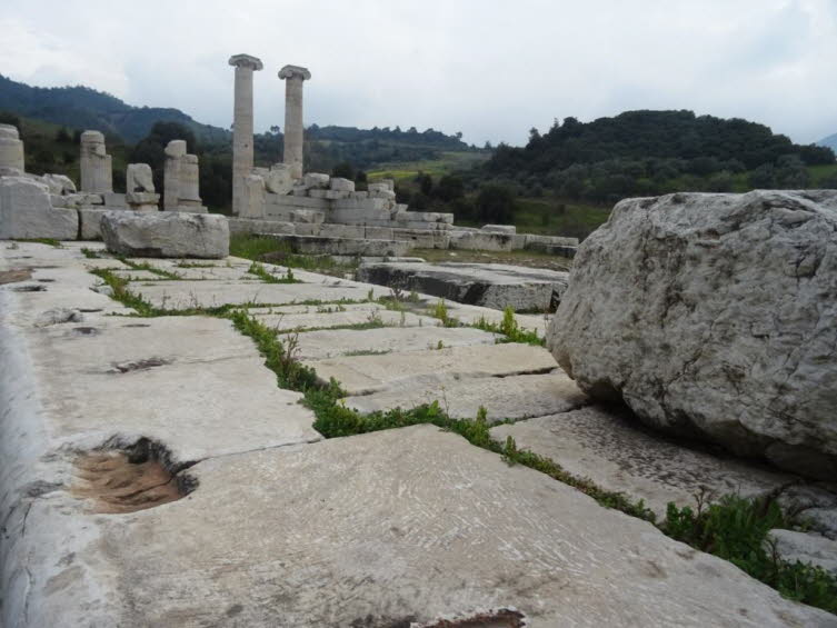 Das Bild zeigt die Ruinen des antiken Tempels der Artemis in Sardes (auch Sardis genannt) in der heutigen T�rkei. Es handelt sich um einen der gr��ten Tempel Kleinasiens.Die St�tte befindet sich in der N�he des Ortes Sart im Landkreis Salihli der Provinz 