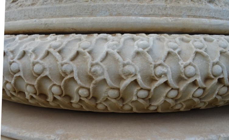 Bei dem abgebildeten Objekt handelt es sich um eine verzierte Marmors�ule oder ein architektonisches Detail, wahrscheinlich aus der Antike oder der byzantinischen Zeit.  Material: Marmor. Design: Ein wiederkehrendes, gitterartiges Reliefmuster, das oft al