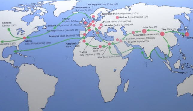 Diese Karte veranschaulicht die weltweiten Verbindungen Zentralasiens durch die Seidenstrae und datiert die Kontakte