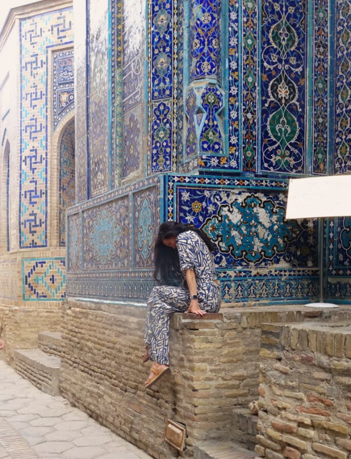 Shahizinda ist eine Nekropole im nordstlichen Teil von Samarkand, Usbekistan. Sie ist eine der berhmtesten Nekropolen Zentralasiens und ihre Mausoleen (Qubbas) wurden zwischen dem 9. und 19. Jahrhundert erbaut. Es wird angenommen, dass der Komplex um da