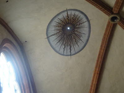 Dies ist die Gnomon�ffnung der Sonnenuhr in der Basilika San Petronio in Bologna. Diese �ffnung befindet sich in einer H�he von �ber 27 Metern im Gew�lbe der Kirche. Sie dient dazu, einen kleinen Lichtpunkt auf die in den Boden eingelassene Meridianlinie 