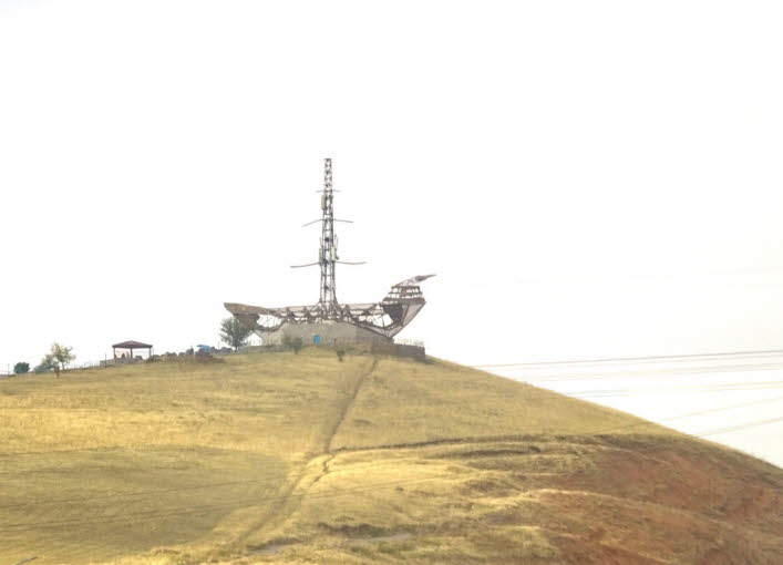 Nachbau der Arche Noah, Berg Kazygurt, Sdkasachstan: Das Kazygurtgebirge liegt 40 km von  Schymkent entfernt bald hinter der Grenze. Der hchste Punkt im Kazygurtgebirge liegt bei 1768 Metern. Das Kazygurtgebirge liegt auf einer flachen Ebene, was es seh