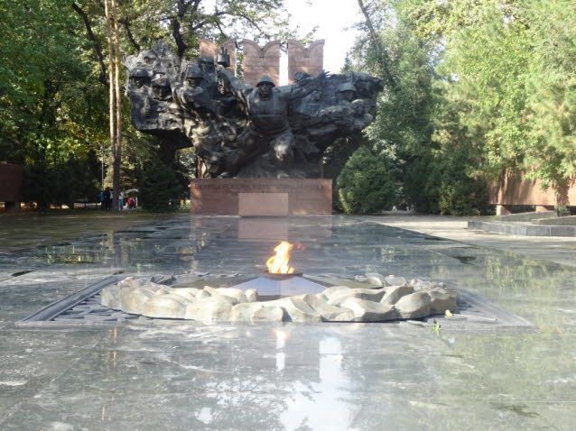 Das Denkmal des Ruhms und der Ewigen Flamme wurde 1975 an der Ostseite des Parks anlsslich des 30. Jahrestages des Sieges im Groen Vaterlndischen Krieg errichtet. Der Gedenkkomplex besteht aus vier Teilen: Hochrelief Eid, gewidmet den Kmpfern fr di