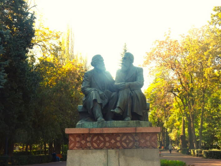 Marx, Engels, Lenin u.v.a. stehen weiter in den Parks der Orte. Kirgisistan erschient mir als skulpturenreichste Land der Welt. So wie man in der Sowjetzeit bereits zur Geburt einen Orden erhielt, begegnet man an jeder Straenkreuzung einem Helden aus Ble

