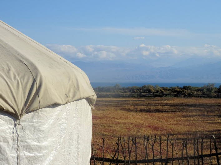 Eine Jurte (trkisch von Yurt Heim) ist das traditionelle Zelt der Nomaden in Zentralasien und war vor allem in der Mongolei, in Kirgisistan und in Kasachstan gebruchlich. Von Jurte und dem Wort Heerlager leitet sich die deutsche Bezeichnung Horde (vom
O