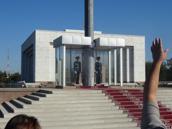 Auer Marx und Engels hat Kirgisistan den Paradeschritt von Knig Friedrich Wilhelm III. in der Preuischen Armee bernommen, den er 1813 fr die preuische Armee eingefhrt hatte  und der seitdem weltweit von mehr als 70 Lndern bernommen wurde. Beim Pa
