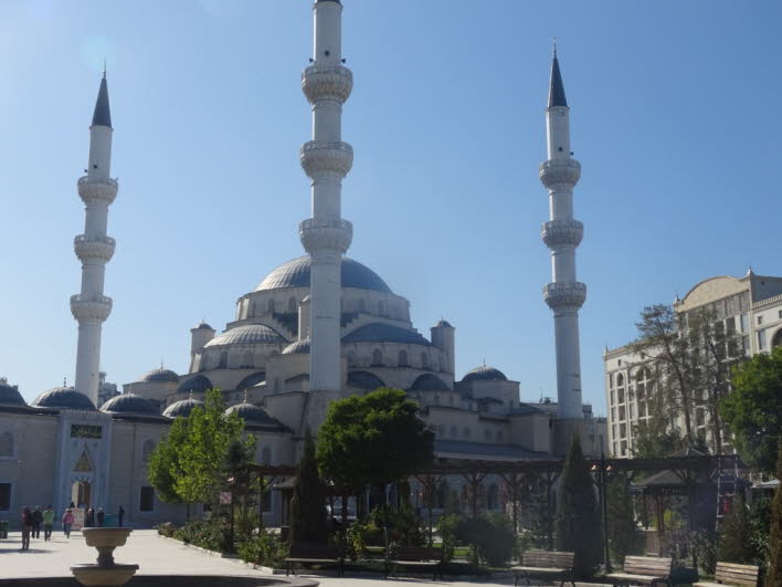 Die Bischkeker Zentralmoschee wurde von der trkischen Regierung ber Diyanet finanziert. Der Bau begann 2012 und endete 2017, offiziell erffnet wurde die Moschee allerdings erst im Beisein von Sooronbai Dscheenbekow und Recep Tayyip Erdogan am 2. Septem