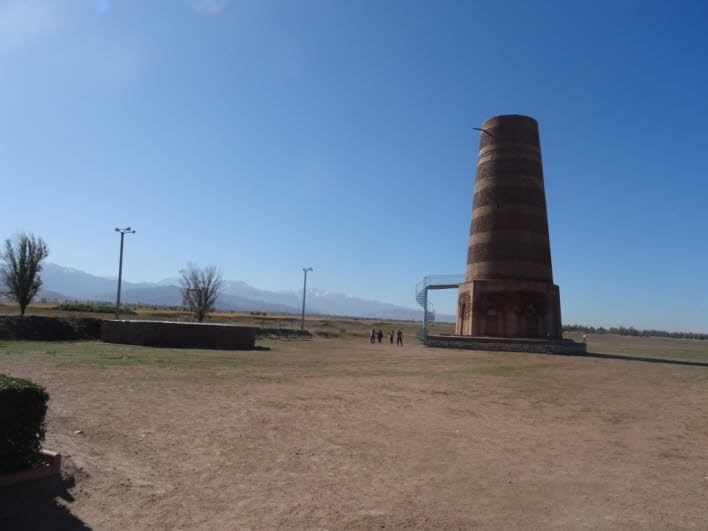 Burana Turm (Minarett) - Erbaut: 11. Jahrhundert whrend des Karachanidenreiches. Im 11. Jahrhundert befand sich an der Stelle des Minaretts die Stadt Balasagun. Unter dem Begriff Karachaniden (auch Qarachaniden, Qara?aniden oder Karakhaniden) ist eine t
