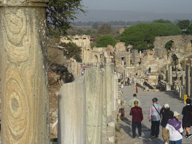 Die Kuretenstra�e: Das Bild zeigt eine Informationstafel �ber die Kuretenstra�e (Curetes Street) in der antiken Stadt Ephesos in der heutigen T�rkei. Es handelt sich um eine der Hauptstra�en von Ephesos, die das Herakles-Tor mit der Celsus-Bibliothek verb