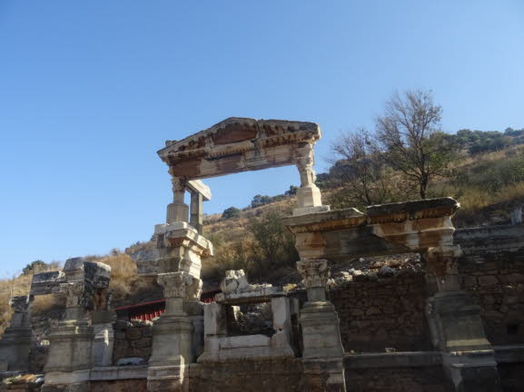 Der Trajanbrunnen. Er ist 12 Meter hoch und setzt sich aus 2 Stockwerken zusammen. Der Brunnen wurde dem Kaiser Trajan gewidmet.