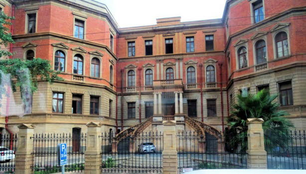 Justizpalast am Church Square, auf dem auch das Krger-Denkmal steht. Die Gauteng Division of the High Court of South Africa (afrikaans Hooggeregshof van Suid-Afrika, Gauteng Afdeleing;  pedi Kgoro Tshekelo Kgolo ya Afrika Borwa, Seleteng sa Gauteng) mit 