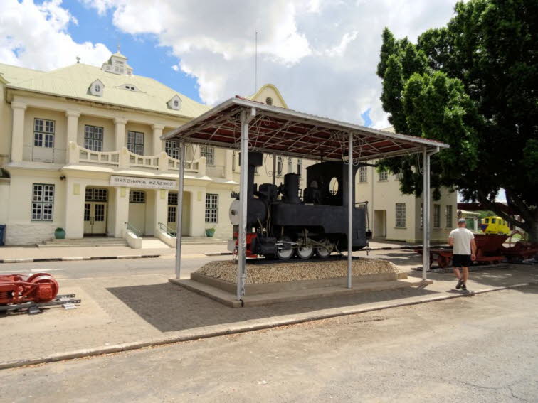 DSC03189In den Jahren nachher entwickelte sich Windhoek nur langsam. Des Weiteren wurde ab der Kolonialzeit, von Beginn der Besiedlung an, auf eine strikte Trennung zwischen schwarzer und weier Bevlkerung geachtet, wobei die schwarze Bevlkerung mehrfac
