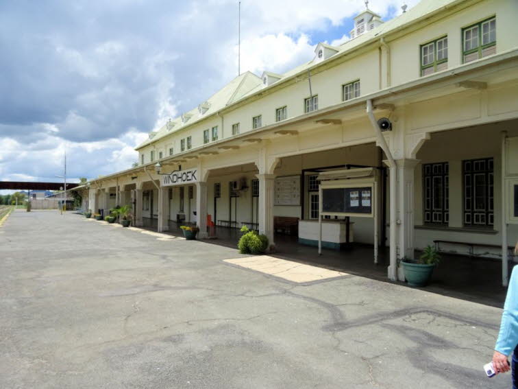 Im Jahr 1915, whrend des Ersten Weltkriegs, endete die deutsche Kolonialzeit in Windhoek, das durch sdafrikanische Truppen unter britischem Kommando besetzt wurde.