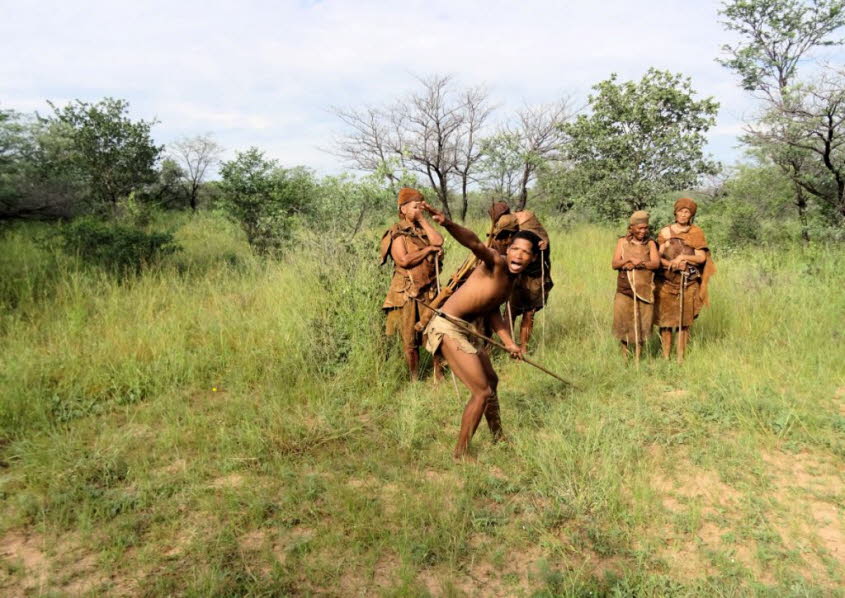 Vor 2000 Jahren lebten etwa 300.000 bis 400.000 San, whrend es heute im gesamten sdlichen Afrika nur noch etwa 100.000 sind. In Botswana (49.000), Namibia (38.000), Sdafrika (4.500), Angola (6.000), Sambia (1.600) und Simbabwe (1.200 bilden sie nur noc