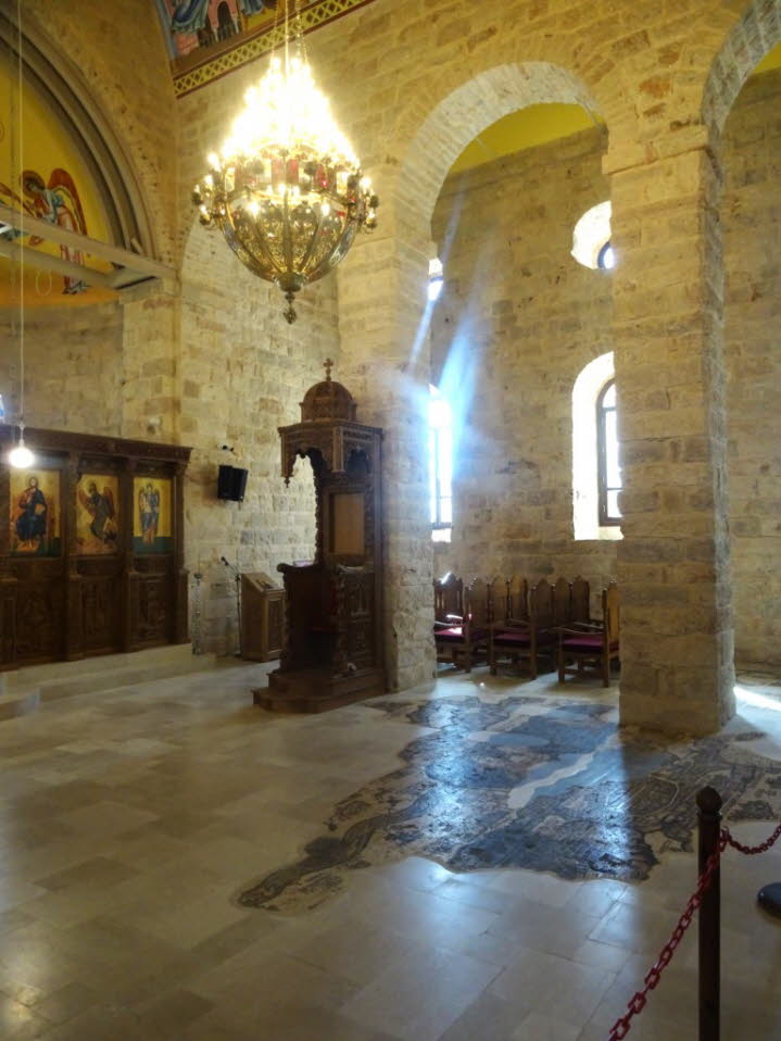 Das Bild zeigt das Innere der griechisch-orthodoxen St.-Georgs-Kirche in Madaba
