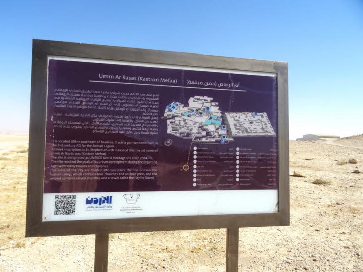 Die Informationstafel beschreibt die arch�ologische St�tte Umm ar-Rasas (Kastron Mefaa) in Jordanien