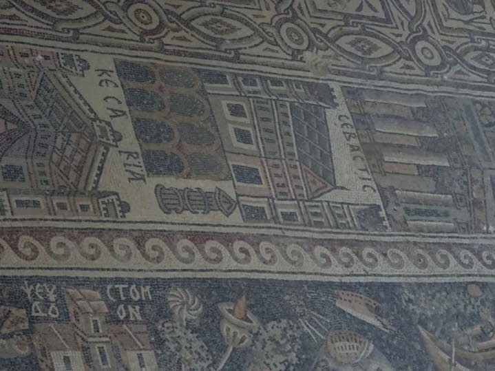 Das Mosaik bildet eine Karte wichtiger St�dte der Region ab, darunter Jerusalem, Gaza und Caesarea, wie im Bildausschnitt zu sehen ist. 
