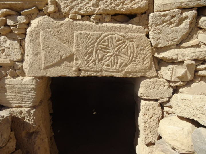 Das Bild zeigt einen steinernen T�rsturz mit einer eingemei�elten Rosette und einem Dreieck