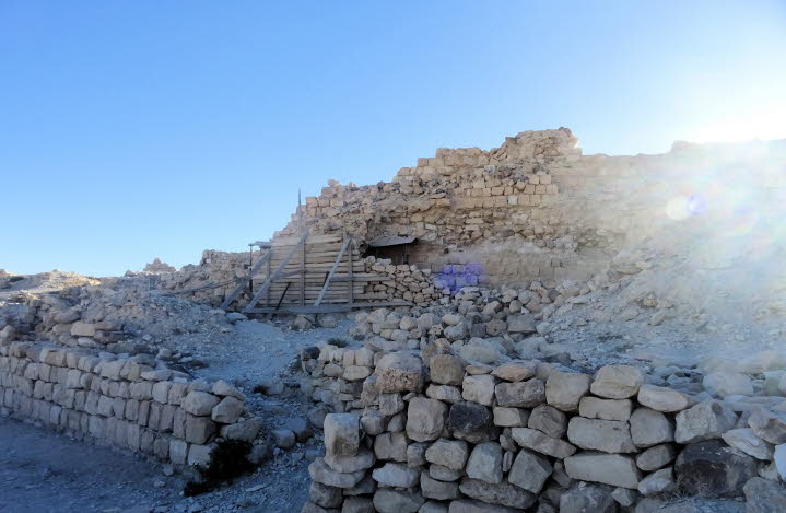 Die Burg liegt auf einem felsigen, konischen Berg am �stlichen Rand des Arabah-Tals und �berblickt Obstg�rten. Die strategisch wichtige Lage erm�glichte die Kontrolle �ber die Handelswege von �gypten nach Syrien und die Besteuerung von H�ndlern und Pilger