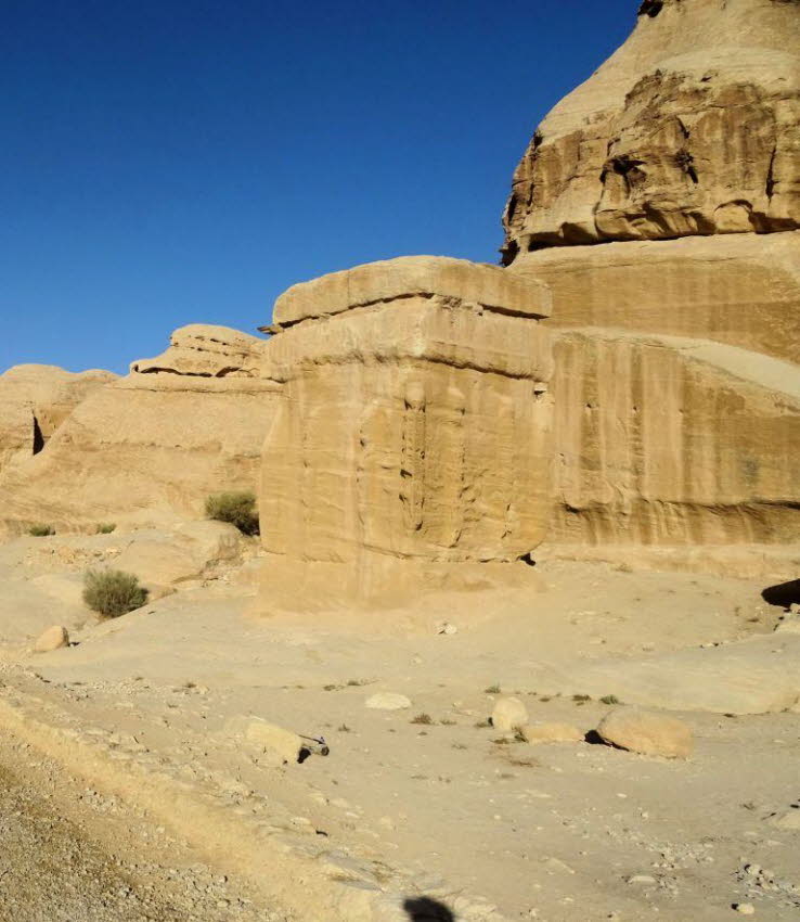 Monumentale Dschinn-Bl�cke (Djinn Blocks) in Petra: Die Dschinn-Bl�cke sind massive, aus Sandstein gehauene, w�rfelf�rmige Monumente, die sich auf dem Weg zum Siq befinden. Der Name �Dschinn� (Djinn) stammt aus der arabischen Folklore und bezieht sich auf