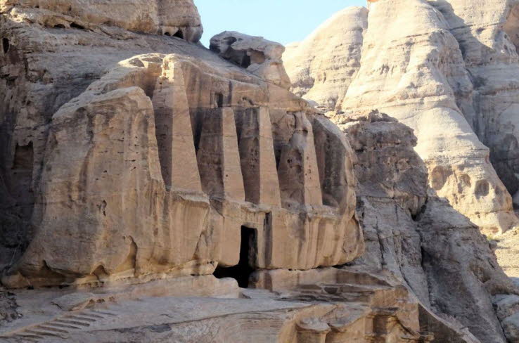 Obeliskengrab in Petra: Es wurde im 1. Jahrhundert n. Chr. von den Nabat�ern direkt in die Sandsteinfelsen gehauen. Die Fassade ist eine Mischung aus �gyptischen, griechischen und nabat�ischen Architekturstilen. Das Grabmal ist von vier l�nglichen Pyramid