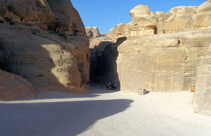 Der Tunnel: Die beeindruckende Ingenieursleistung, die Sie vor sich sehen, wurde wahrscheinlich im dritten Quartal des ersten Jahrhunderts v. Chr. erbaut, als die Nabat�er mit dem Bau von Strukturen begannen und diese vor den in der Gegend �blichen Sturzf