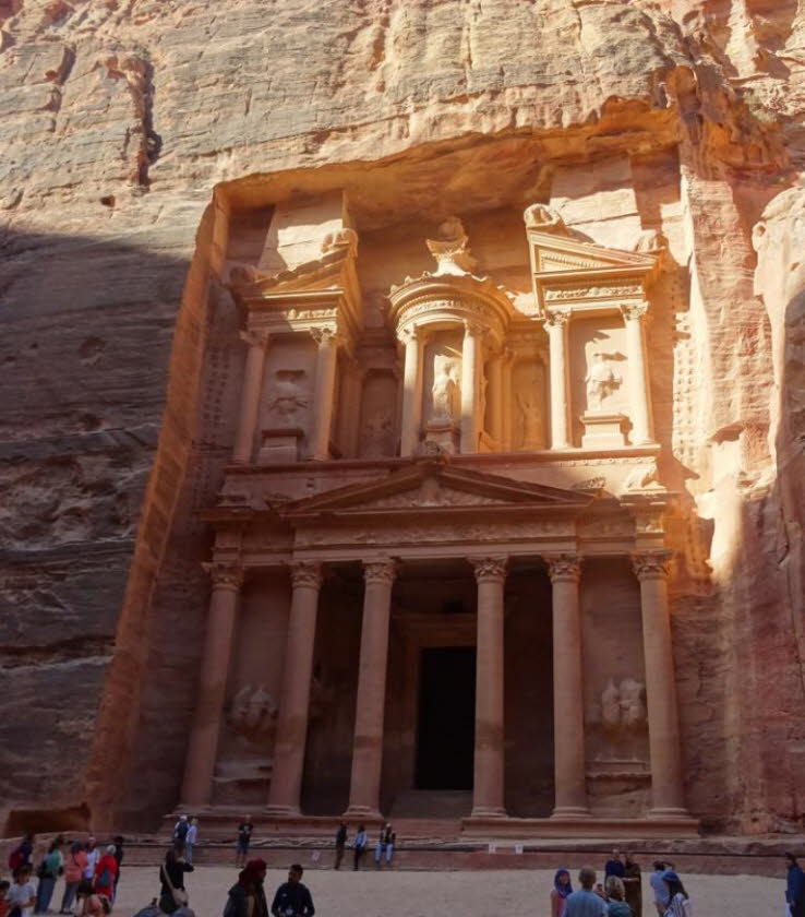 "Das Schatzhaus" oder "The Treasury" in der antiken Stadt Petra: Standort: Al-Khazneh befindet sich in Petra, einer historischen Stadt, die von den Nabat�ern in den roten Sandstein gemei�elt wurde. Architektur: Die imposante Fassade ist direkt aus dem Fel