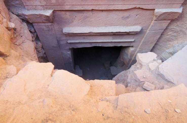 Grab unter dem Schatzhaus