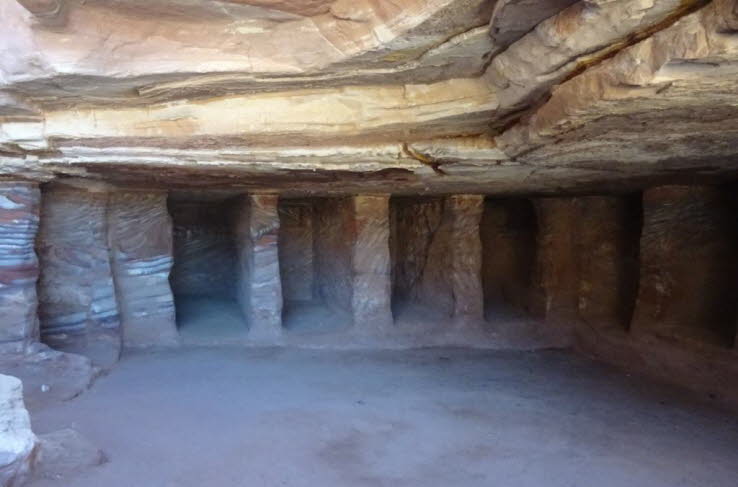 Innenraum eines alten Grabes oder einer Wohnung 