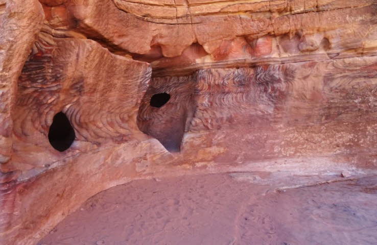einzigartige Farbschichtungen im Gestein