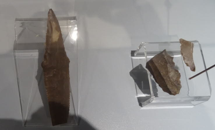 Feuersteinartefakte aus der Kupfer- oder Steinzeit, die als Werkzeuge oder Waffen verwendet wurden. 