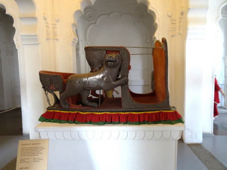 Auf dem Bild ist ein Hathi Howdah (Elefantensitz) ausgestellt, der sich im Mehrangarh Fort Museum in Jodhpur, Rajasthan, Indien, befindet. 
