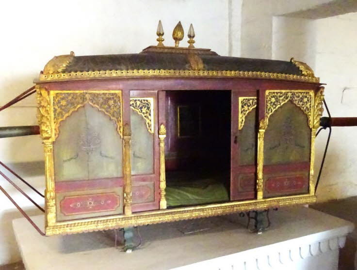 Das ist eine Palanquin (auch S�nfte oder Palki genannt), ein historisches Transportmittel, das im Mehrangarh Fort Museum in Jodhpur, Rajasthan, Indien, ausgestellt ist. Details zur Palanquin: Palanquins waren �berdachte Tragesessel, die von Bediensteten g