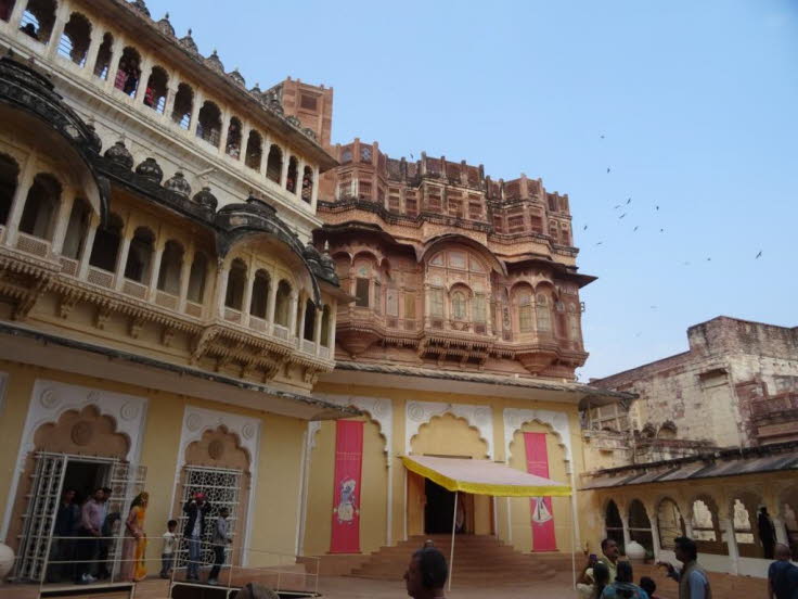 Auf dem Bild ist der Innenhof eines Palastkomplexes innerhalb des historischen Mehrangarh Forts in Jodhpur, Rajasthan, Indien, zu sehen. 