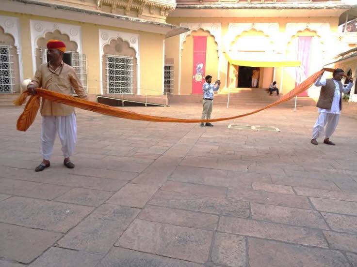 Auf dem Bild ist eine Turbanbinde-Demonstration im Innenhof des Mehrangarh Forts in Jodhpur, Indien, zu sehen. Besucher des Forts k�nnen hier die Kunst des traditionellen Turbanbindens erleben, die in Rajasthan eine jahrhundertealte Tradition darstellt. H