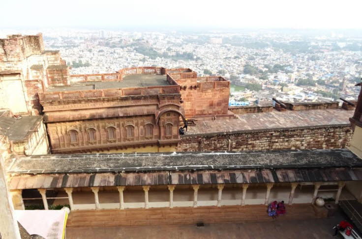 Die imposante Festung thront hoch oben auf einem Felsen namens Bhakurcheeria (Vogelh�gel) und bietet einen spektakul�ren Panoramablick �ber die umliegende "Blaue Stadt" Jodhpur.