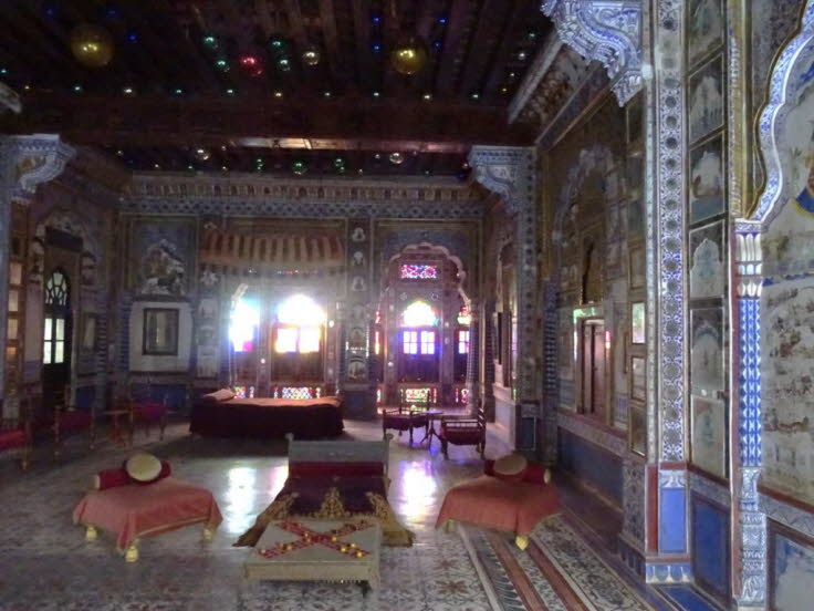 Auf dem Bild ist das Takhat Vilas (Schlafzimmer von Maharaja Takhat Singh) zu sehen, das sich in der beeindruckenden Mehrangarh Festung in Jodhpur, Rajasthan, Indien, befindet. Details zur Szene: Der Raum ist vom Boden bis zur Decke reich mit Gem�lden dek