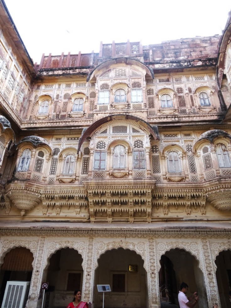 Auf dem Bild ist die kunstvolle Fassade eines Palastgeb�udes im Innenhof der 