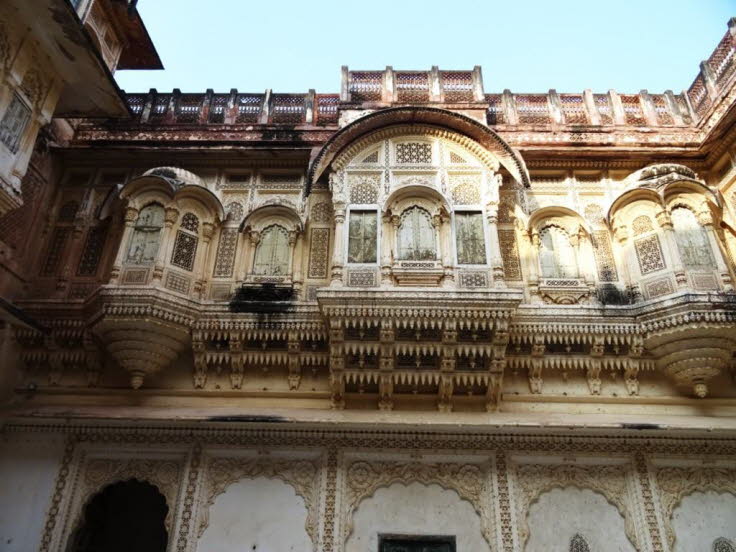 Auf dem Bild ist die kunstvolle Fassade eines Palastgeb�udes im Innenhof der 