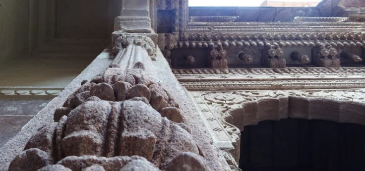 Das Bild zeigt kunstvolle und detaillierte Steinschnitzereien, die typisch f�r die traditionelle indische Architektur sind, wie sie in Pal�sten oder Tempeln vorkommen. Architektonische Merkmale: Feine Details: Die Schnitzereien sind sehr filigran und zeig