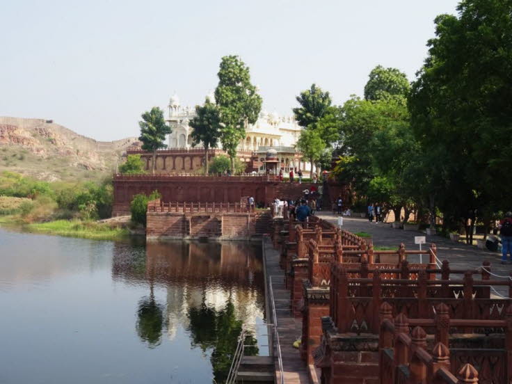 Auf dem Bild ist die Jaswant Thada in Jodhpur, Rajasthan, Indien, zu sehen. Dieses Bauwerk aus wei�em Marmor ist ein k�nigliches Kenotaph (Gedenkst�tte) und wird oft als das �Taj Mahal von Marwar� bezeichnet. Details zur Gedenkst�tte Geschichte: Die Jaswa