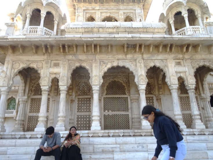 Auf dem Bild ist die Jaswant Thada in Jodhpur, Rajasthan, Indien, zu sehen. Dieses Bauwerk aus wei�em Marmor ist ein k�nigliches Kenotaph (Gedenkst�tte) und wird oft als das �Taj Mahal von Marwar� bezeichnet. Details zur Gedenkst�tte: Geschichte: Die Jasw
