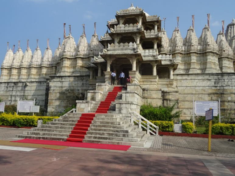 Der Adinath-Tempel befindet sich im Dorf Ranakpur in einem waldreichen Tal, umgeben von trockenen H�geln. Er liegt auf einer H�he von etwa 485 m und ist rund 95 km (Fahrtstrecke) nordwestlich der Gro�stadt Udaipur gelegen. In der Umgebung flie�t der ca. 1