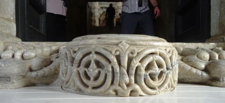 Die T�rschwellen sind halbrund und mit Geistern versehen, die D�monen abwehren. Sie dienen dazu, die Seele von negativen Eigenschaften zu befreien. Der Eingang befindet sich in der Mitte, w�hrend der Ausgang an der Seite ist. Beim Umherstreifen im Inneren