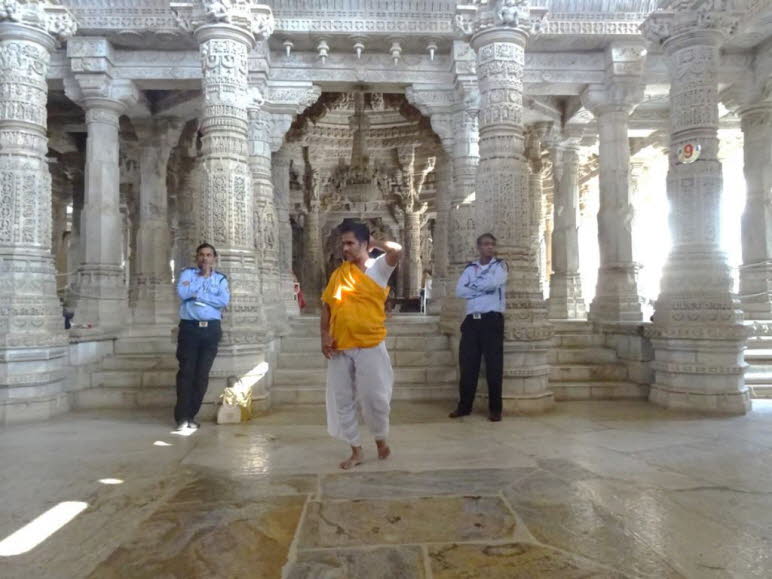 Eine Inschrift auf einer Kupferplatte besagt, dass der Tempelbau auf einen Traum des Gesch�ftsmanns Dharna Shah zur�ckgeht, der ihn um das Jahr 1430 in Auftrag gab. Der Bau f�llt somit in die Zeit des Maharana Kumbha (reg. 1433�1468), dem in Udaipur resid