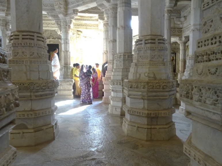 Der Grundriss des Marmor-Tempels, der auf einer k�nstlichen Plattform errichtet ist, ist im Wesentlichen quadratisch (ca. 60 � 60 m) und f�r die indische Architektur �u�erst ungew�hnlich. Er �hnelt einem buddhistischen Mandala (vgl. Borobodur oder Somapur