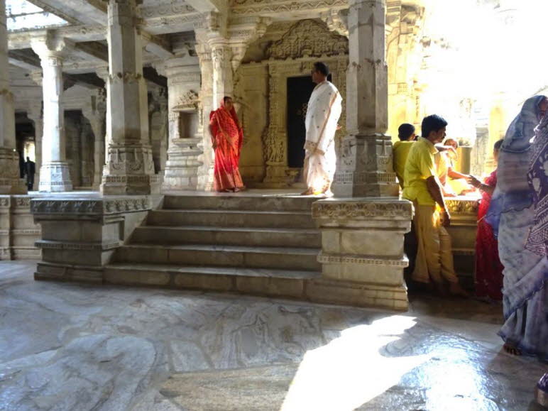 Ein au�ergew�hnlich reiches Baudekor ziert den Adinath-Tempel. Dies betrifft sowohl die Gestaltung der Decke der einzelnen Bauteile als auch einige wenige Zierst�cke, wie die kleine Figur des Tirthankaras Parshvanata an der Cella, begleitet von Dienerinne