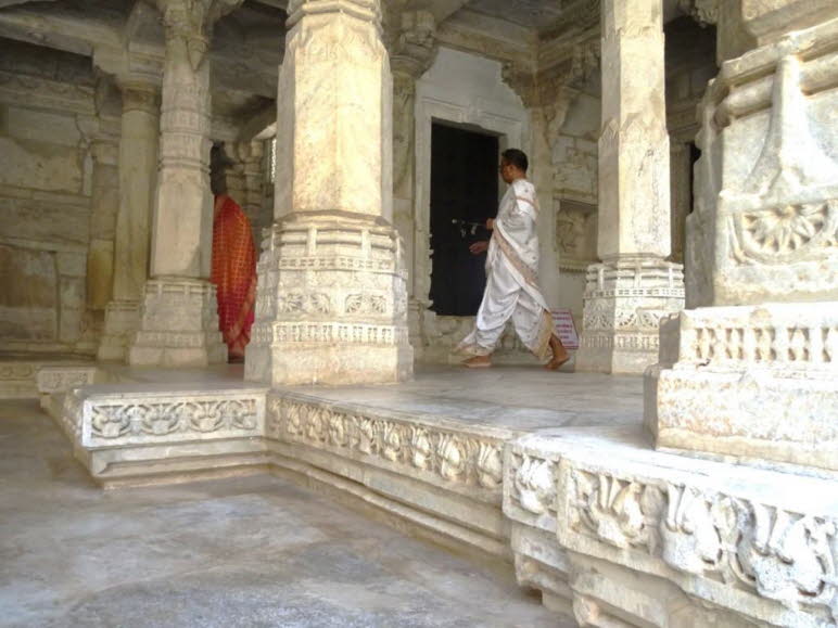 Jain Pilger mit traditioneller Maske